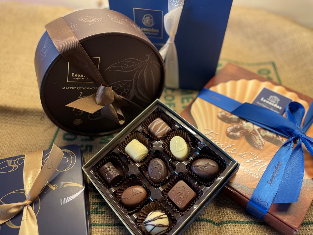 Geschlossene Pralinenbox von Leonidas mit roter Schleife