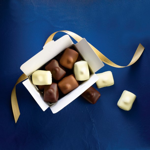 Geöffnete Pralinenbox von oben